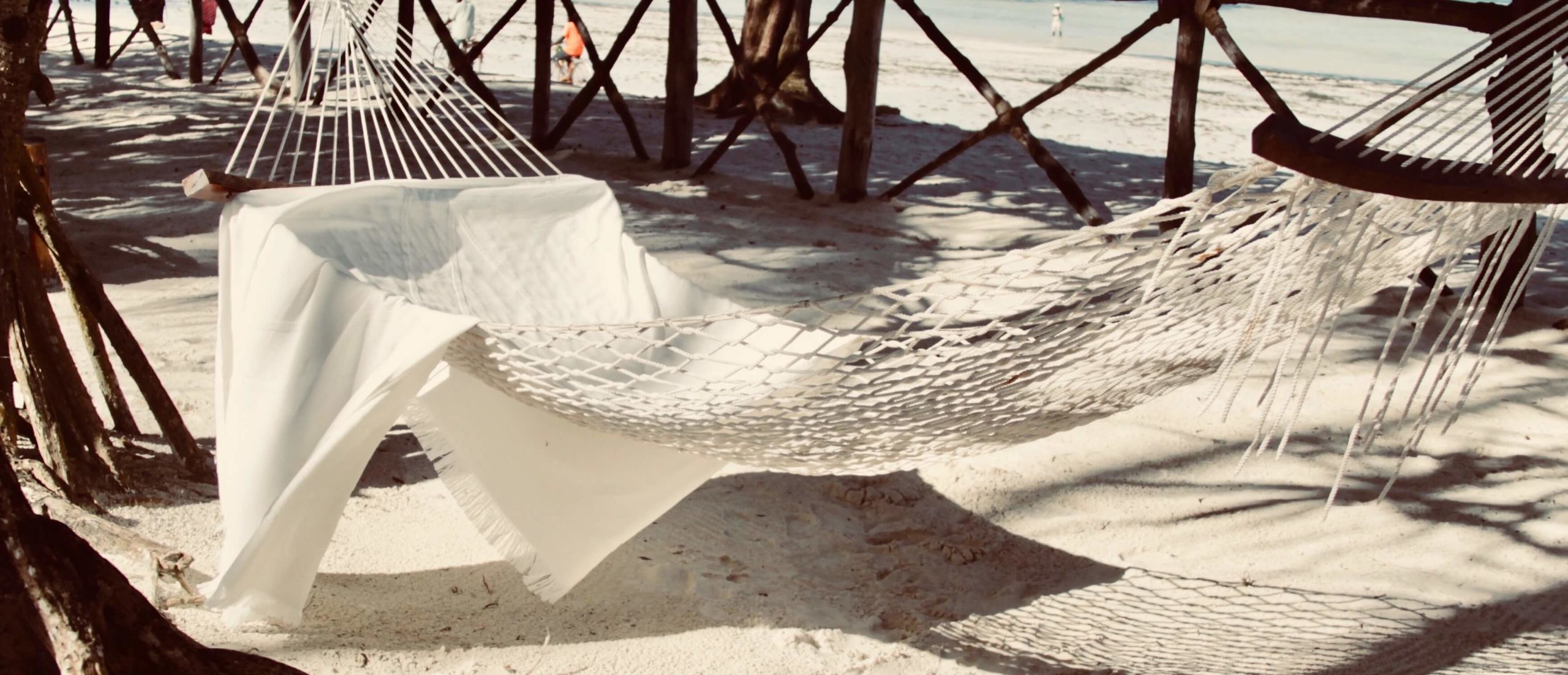 WAY beach towel in white in hammok on beach