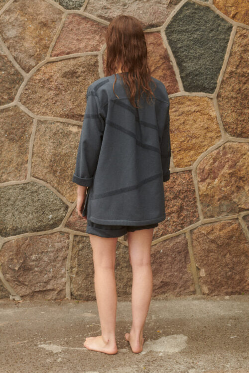 Unisex WAY Mala Kaftan in Dark grey in organic and recycled cotton on girl