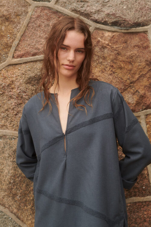 Unisex WAY Mala Kaftan in Dark grey in organic and recycled cotton on girl