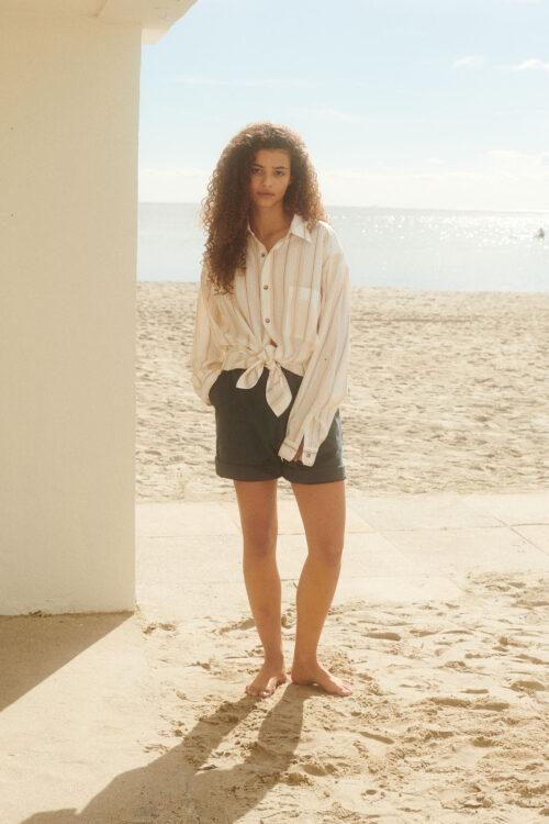 Girl at the beach with tied shirt in the waist - Turqueta shirt from WAY