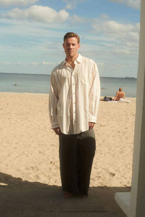 Turqueta Shirt from WAY with long sleeves on a man on the beach
