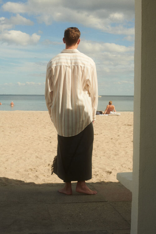 The back of a man who wears long silky Turqueata shirt from WAY in stripes